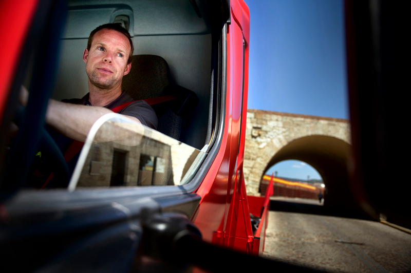 Illustration for article titled Viral Video: New Volvo FL Chased By Bulls